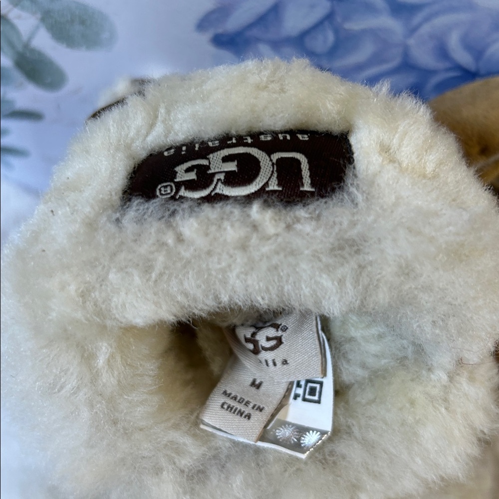 UGG Sheepskin Fluffy Cream Women’s Gloves size medium - Picture 2 of 7